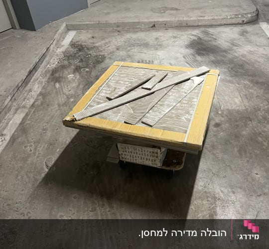משטח עם אריחים על גלגלים בחניון